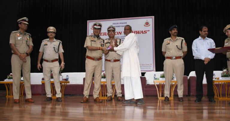 दिल्ली पुलिस का ‘ऑपरेशन विश्वास’: 532 खोए और चोरी हुए मोबाइल असली मालिकों को लौटाए