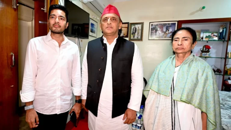 “आप हारी नहीं हैं दीदी” : बंगाल चुनाव झटके के बाद ममता और अभिषेक से मिले अखिलेश यादव