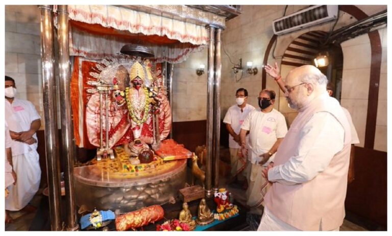 कोलकाता पहुंचे अमित शाह, दक्षिणेश्वर काली मंदिर में की पूजा-अर्चना