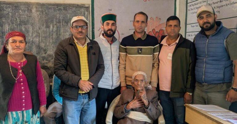 हिमाचल पंचायत चुनाव: 11 बजे तक 41% मतदान, सिरमौर सबसे आगे; 103 वर्षीय महिला ने डाला वोट