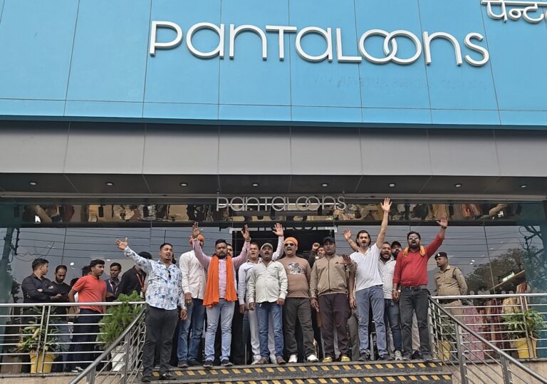 जबलपुर के पैंटालून शोरूम में तिलक-कलावा विवाद, हिंदू संगठनों का प्रदर्शन