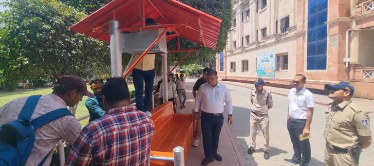 इंदौर कलेक्टर कार्यालय में अनोखा प्रयोग! गर्मी से राहत के लिए लगाई गई सोलर चेयर