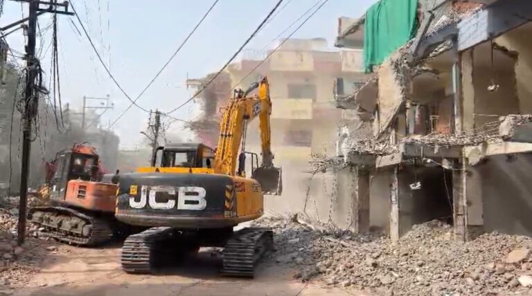 इंदौर में सड़क चौड़ीकरण अभियान तेज, लक्ष्मीबाई प्रतिमा से जिंसी चौराहा तक हट रहा अतिक्रमण