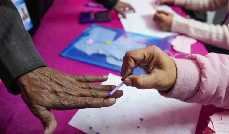 पश्चिम बंगाल पुनर्मतदान : दो विधानसभा के 15 केंद्रों पर दोपहर एक बजे तक 55.57 प्रतिशत मतदान