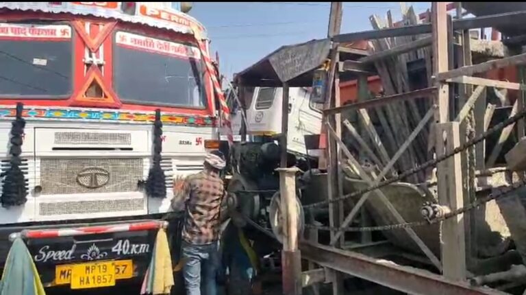 जबलपुर में भीषण सड़क हादसा: पांच वाहन आपस में टकराए, कई लोग घायल; इलाके में मचा हड़कंप