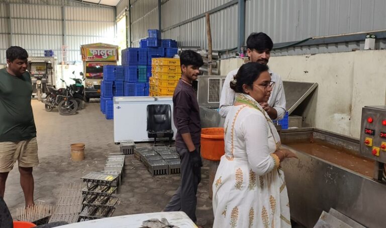 इंदौर में गंदगी के बीच बन रही थी कुल्फी, बिना लाइसेंस चल रही फैक्ट्री पर प्रशासन की बड़ी कार्रवाई