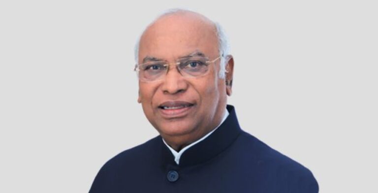 ईंधन कीमतों पर कांग्रेस का केंद्र पर हमला, खरगे बोले- चुनाव खत्म होते ही बढ़ाई महंगाई