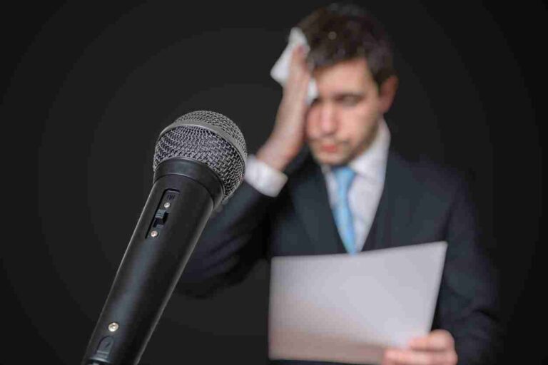 लोगों के सामने बोलने में डर लगता है? जानें क्यों होता है Public Speaking Fear और कैसे पाएं आत्मविश्वास