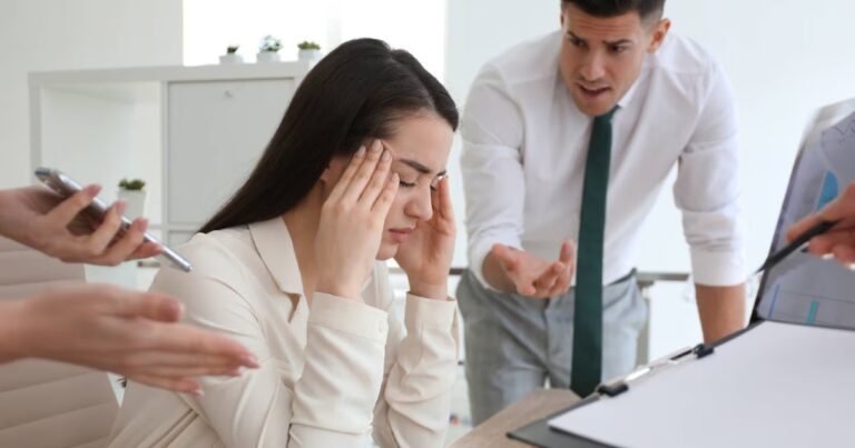 ऑफिस में छंटनी का डर? बॉस की मीटिंग कॉल आते ही बढ़ने लगती है धड़कन, जानिए इस एंग्जाइटी से कैसे निपटें