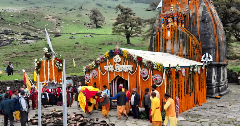 द्वितीय केदार मदमहेश्वर मंदिर के कपाट श्रद्धा और वैदिक मंत्रोच्चार के बीच खुले