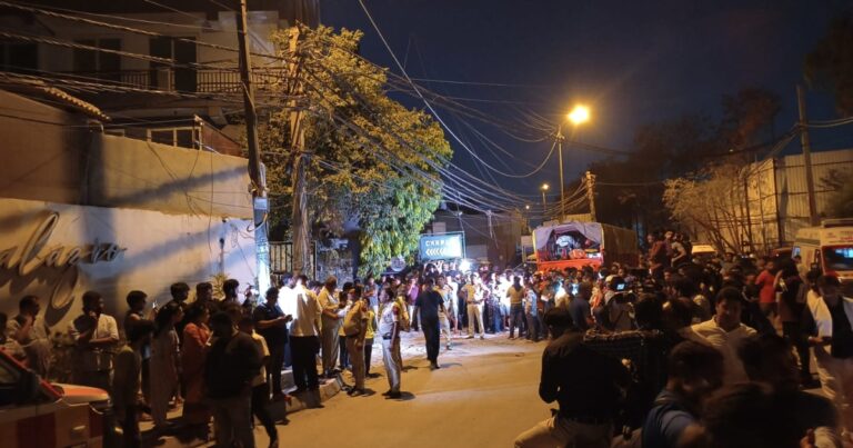 साकेत में चार मंजिला इमारत ढही: कैंटीन और कोचिंग सेंटर पर गिरा मलबा, 11 लोगों को सुरक्षित निकाला