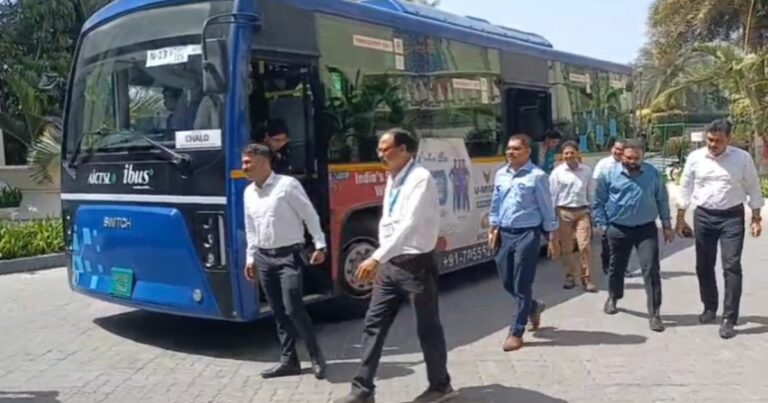 CM मोहन यादव की पहल का असर: इंदौर में कलेक्टर-कमिश्नर सिटी बस से निकले, BRICS सम्मेलन तैयारियों का लिया जायजा