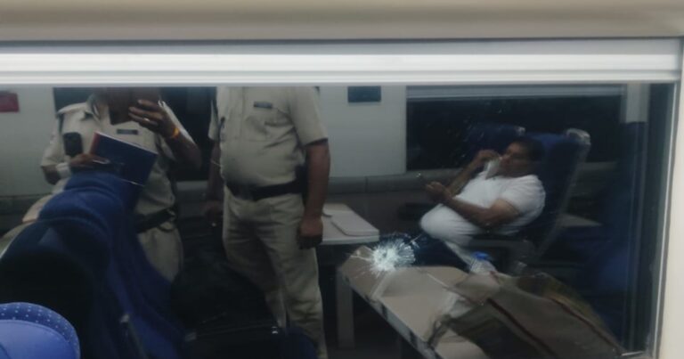 चलती Vande Bharat Express पर पथराव, कोच के शीशे टूटे; अज्ञात आरोपियों पर केस दर्ज