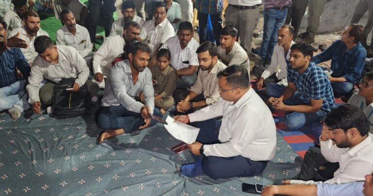 महू में अधूरी सड़क और पानी-बिजली संकट से परेशान ग्रामीण, कालाकुंड चौपाल में कलेक्टर से लगाई गुहार