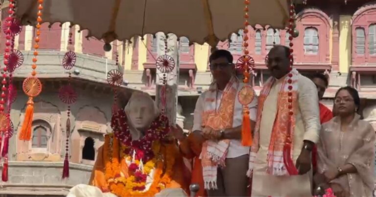 लोकमाता अहिल्याबाई होलकर जयंती पर महापौर पुष्यमित्र भार्गव ने राजवाड़ा में किया माल्यार्पण