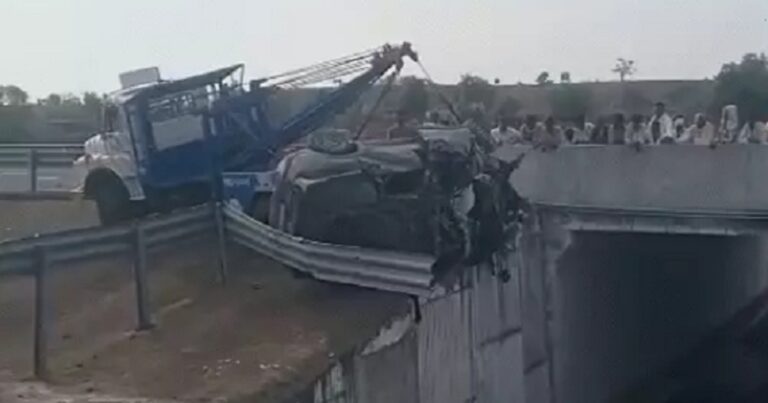 रतलाम एक्सप्रेसवे पर दर्दनाक हादसा, 20 फीट गहरी खाई में गिरी कार; 14 वर्षीय किशोरी की मौत