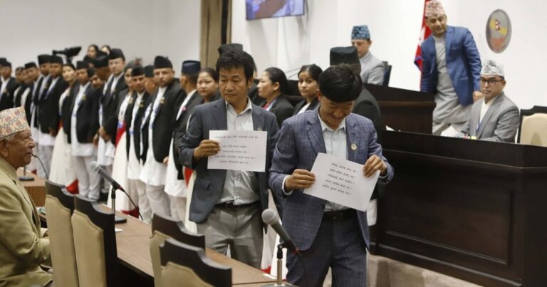 नेपाली संसद में विपक्ष का हंगामा जारी, प्लेकार्ड लेकर सरकार के खिलाफ प्रदर्शन