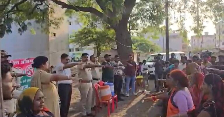 इंदौर में आबकारी विभाग का नशा मुक्ति अभियान तेज, केसरबाग क्षेत्र में लोगों को किया जागरूक