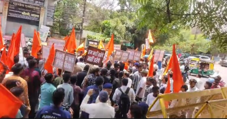 इंदौर में बाबा भूतनाथ मंदिर रास्ता विवाद गरमाया, कलेक्टर चौराहे पर धरना-चक्काजाम