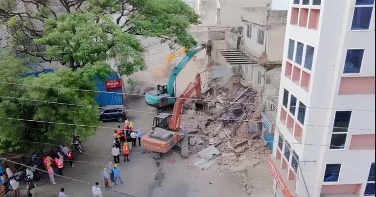 छावनी क्षेत्र में नगर निगम का एक्शन! बाधक निर्माण हटाने की कार्रवाई, 60 फीट सड़क निर्माण की तैयारी