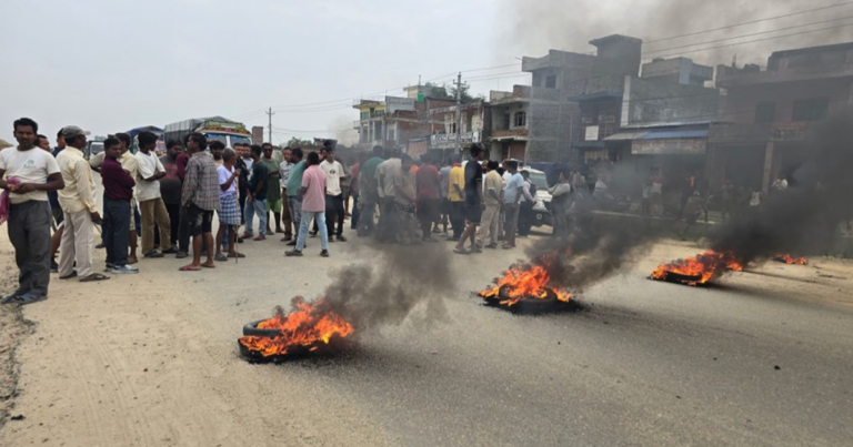 नेपाल में चीनी कंपनी के खिलाफ फूटा गुस्सा: सड़क निर्माण में देरी पर पूर्व-पश्चिम राजमार्ग जाम