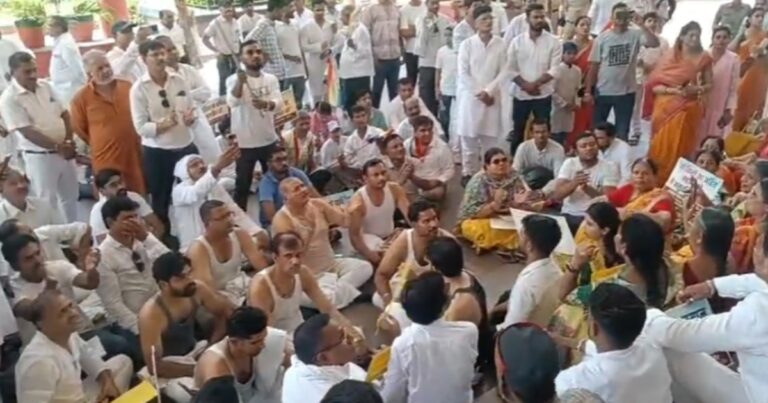 इंदौर में जैन समाज का कलेक्टर कार्यालय पर हंगामा, कपड़े उतारकर किया विरोध प्रदर्शन