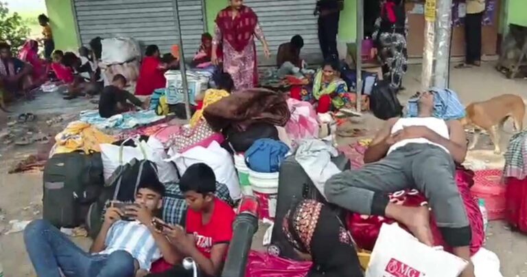 बंगाल में ‘होल्डिंग सेंटर’ निर्देश के बाद बॉर्डर पर हलचल, सीमा पार लौटने के इंतजार में जुटे लोग