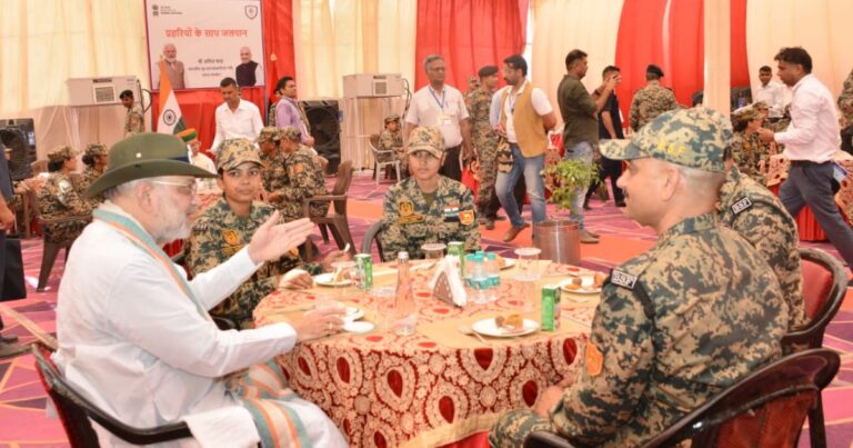 राजस्थान सीमा पर अमित शाह का दौरा, सांचू पोस्ट से देखा पाकिस्तानी इलाका, जवानों से किया संवाद
