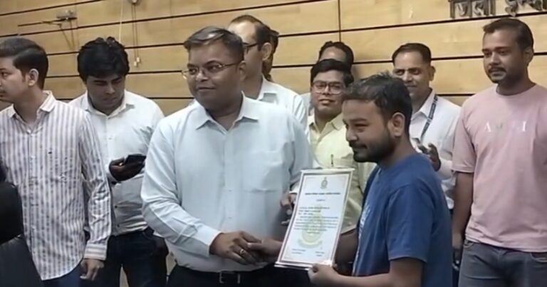 इंदौर: सड़क हादसे में घायल की जान बचाने वाले ऑटो चालक नीलेश सम्मानित, ‘राहगीर योजना’ के तहत मिला पुरस्कार