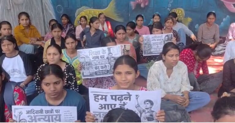 आकांक्षा योजना पर इंदौर में छात्राओं का प्रदर्शन, 24 महीने की कोचिंग का वादा अधूरा होने का आरोप