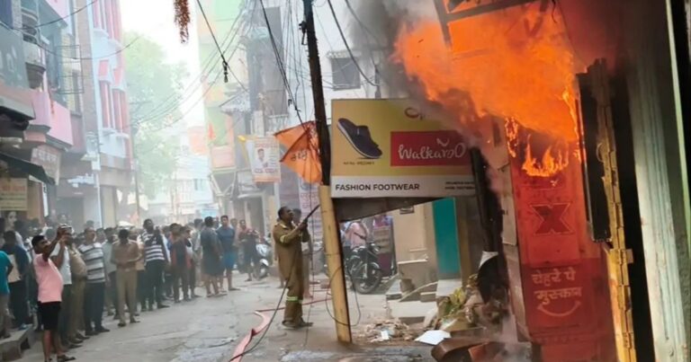 मीरजापुर के धुंधी कटरा बाजार में भीषण आग, कई दुकानें चपेट में, लाखों के नुकसान की आशंका