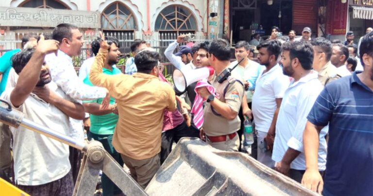 कुंभ-कांवड़ तैयारियों के बीच हरिद्वार में चला बुलडोजर, अतिक्रमण हटाने पर व्यापारियों का विरोध