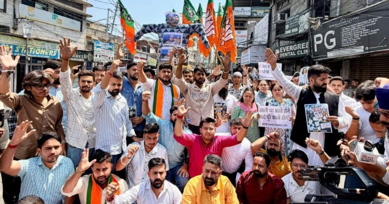 भाजयुमो का उमर सरकार के खिलाफ प्रदर्शन, मुख्यमंत्री का पुतला फूंका