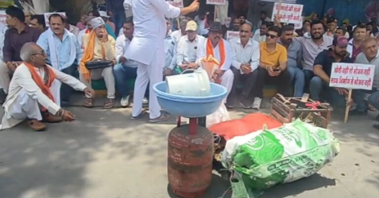 इंदौर में रिंग रोड के विरोध में किसानों का अनोखा प्रदर्शन, टंकी और कंडे लेकर कलेक्टर चौराहे पर डटे