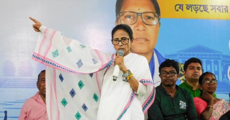 ममता बनर्जी के खिलाफ हिंदू महासभा की शिकायत, विवादित बयान पर कार्रवाई की मांग
