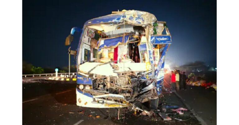 शाजापुर में मजदूरों से भरी बस ट्रक से टकराई, चालक की मौत; 18 यात्री घायल, दो गर्भवती महिलाएं शामिल