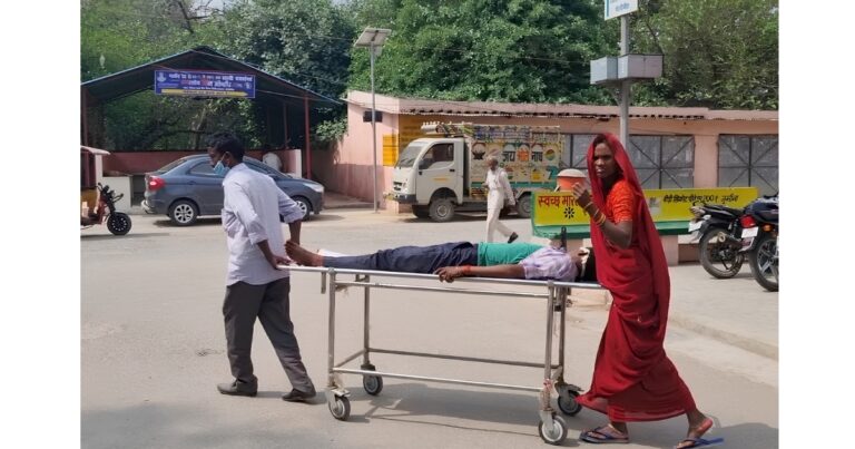 धूप में तड़पता रहा बीमार बेटा, स्ट्रेचर धकेलते रहे माता-पिता; इंदौर के अस्पताल सिस्टम पर उठे सवाल