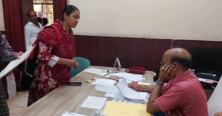 DAVV जनसुनवाई में छात्रों की समस्याओं की भरमार, रिजल्ट और परीक्षा संबंधी शिकायतें सबसे ज्यादा