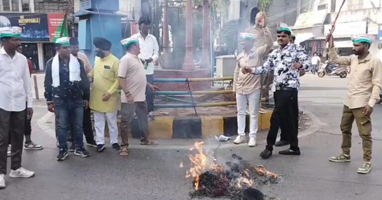 भारतीयों की मौत पर कांग्रेस का प्रदर्शन, इंदौर में अमेरिकी राष्ट्रपति का पुतला फूंका