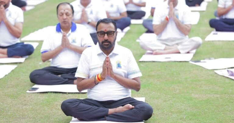 वैश्विक ऑनलाइन योग सत्र ने रचा इतिहास, 4.35 लाख से अधिक लोगों ने एक साथ किया योग