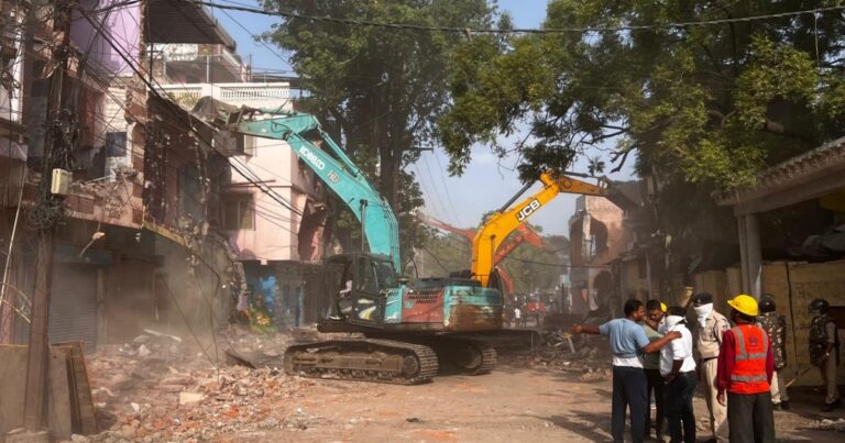 इंदौर में सड़क चौड़ीकरण की कार्रवाई तेज, गुटकेश्वर मंदिर से सदर बाजार रोड तक हटाए जा रहे बाधक निर्माण