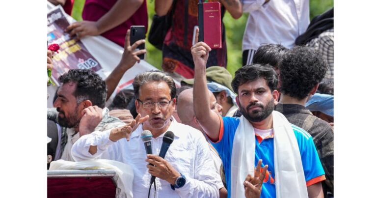शिक्षा मंत्री के खिलाफ कॉकरोच जनता पार्टी का धमाकेदार प्रदर्शन, ; 13 जून को फिर आंदोलन की चेतावनी