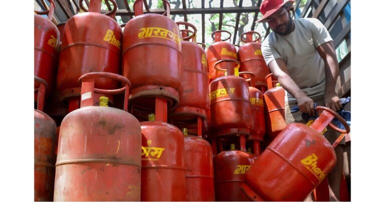 LPG उपभोक्ताओं को झटका, घरेलू गैस सिलेंडर के दाम 29 रुपये बढ़े ; यह 3 महीने में दूसरी बार