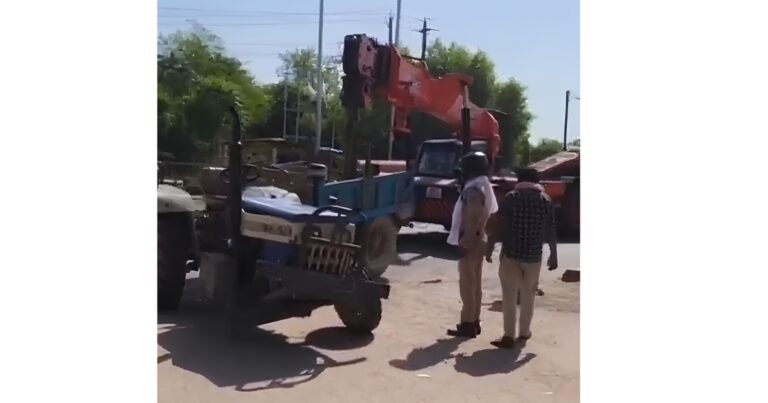 मुरैना में बेखौफ चालक की दबंगई ; बिना नंबर प्लेट ट्रैक्टर चालक ने स्कॉर्पियो में मारी टक्कर, आरोपी फरार